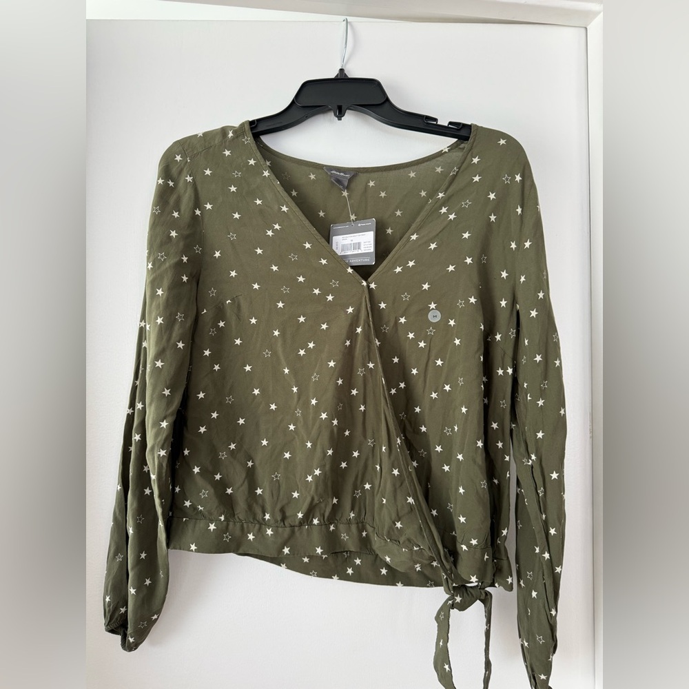 NWT Eddie Bauer Olive Star Print Blouse
Women’s Size Med